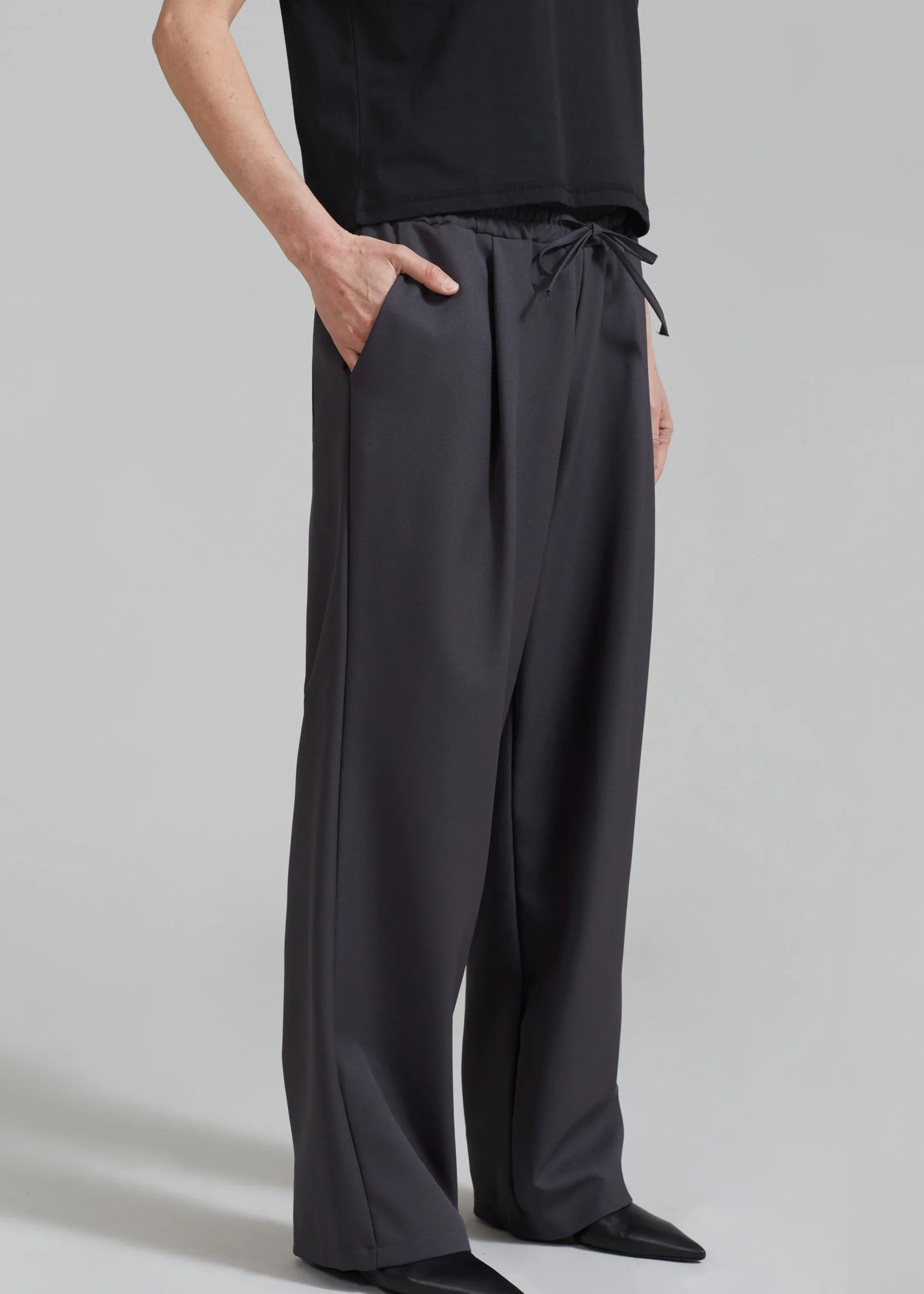 The Frankie Shop Janell Pants Dark Grey Hot